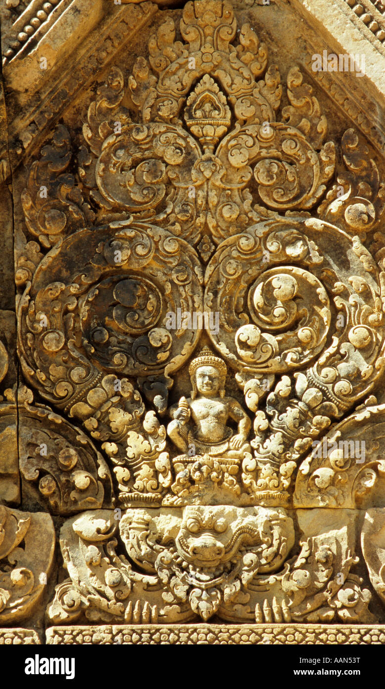 Detail der kunstvoll geschnitzten Sandstein Giebel in das innere Gehäuse, Banteay Srei Tempel, Kambodscha Stockfoto