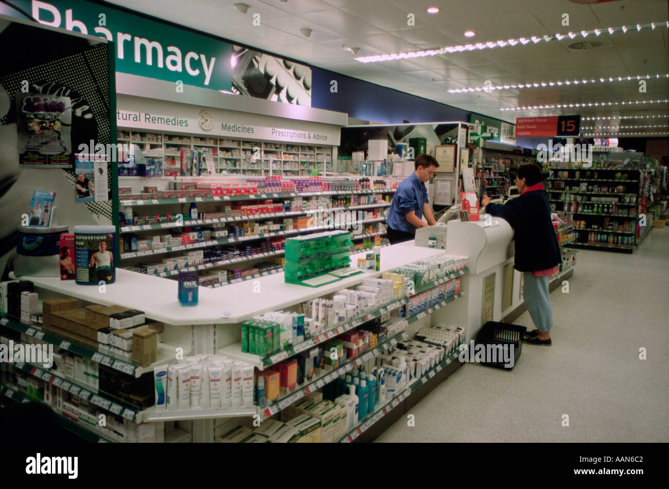 Im Store Apotheke bei Sainsbury Supermarkt West London England UK Stockfoto