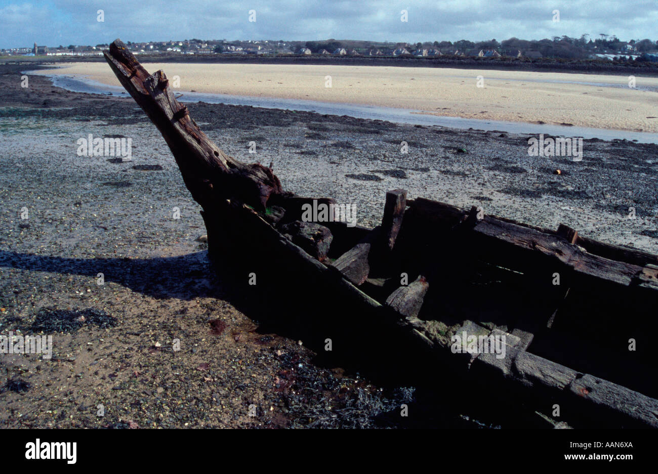 Alten zerstörten Boot am Strand von Lelant, Cornwall, UK Stockfoto