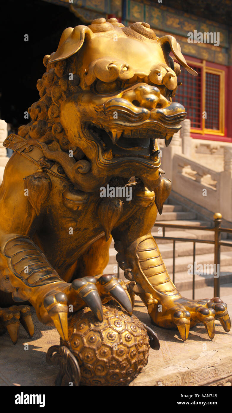 Statue eines Löwen bewacht ein Tor nach der verbotenen Stadt in Peking in China Stockfoto