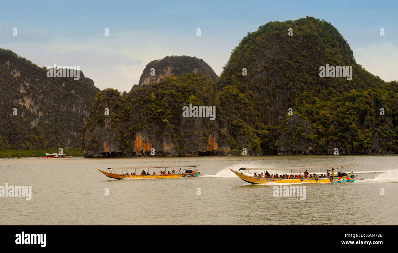 Lange tailed Boote Kalksteininseln vor Phuket in Thailand Stockfoto