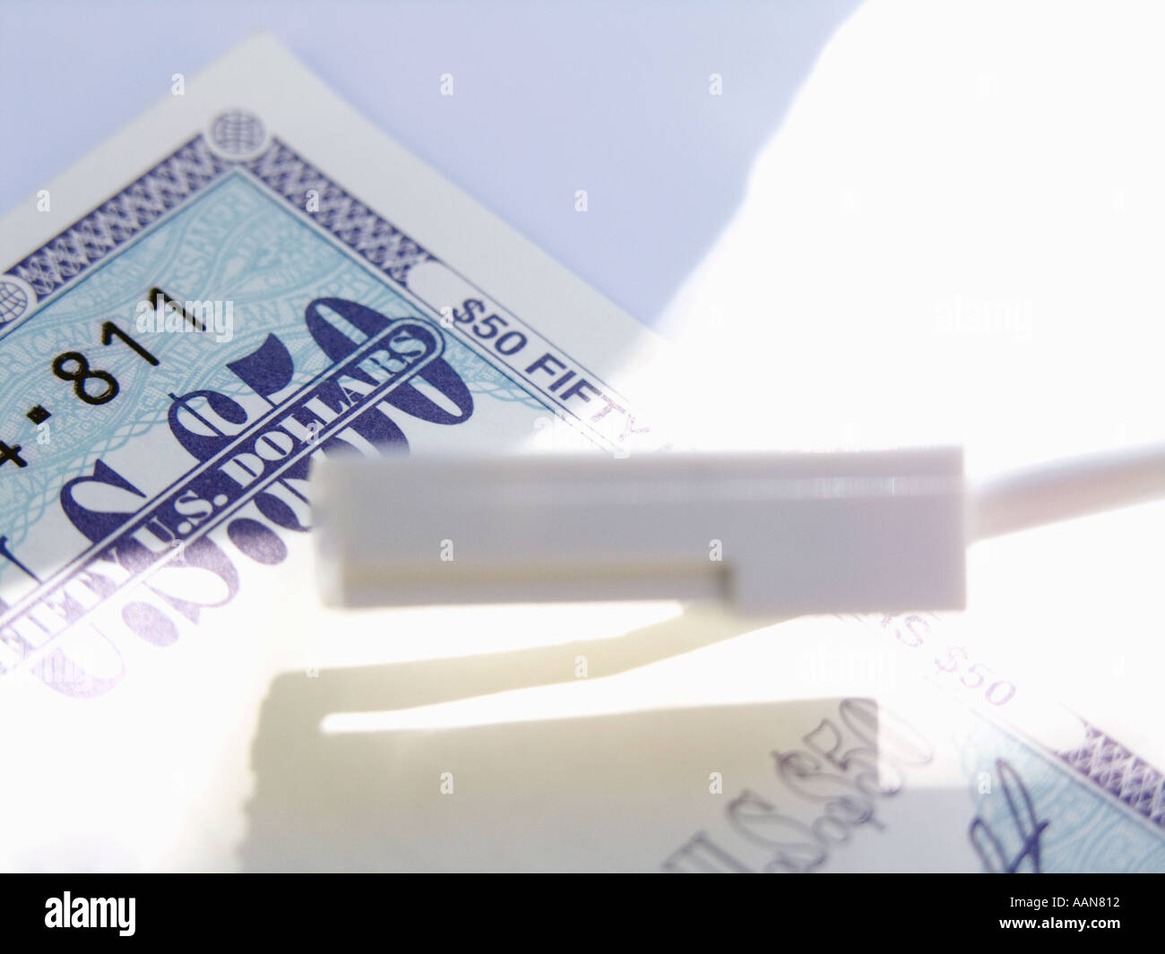 TELEFON-MODEM-KABEL UND FÜNFZIG DOLLAR REISENDE Stockfoto