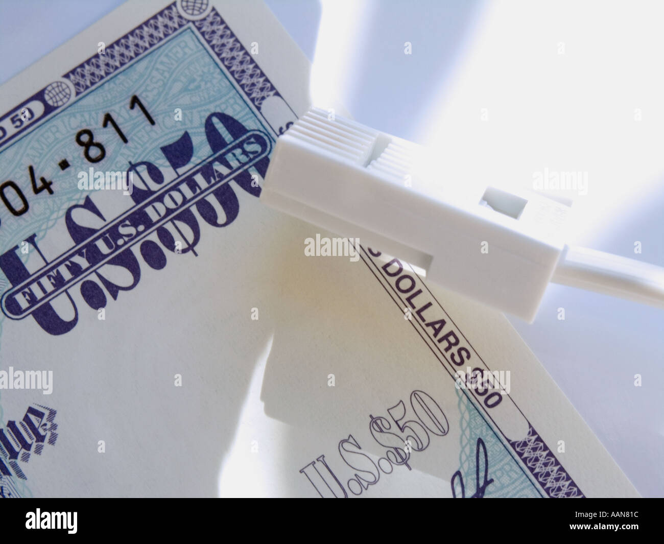 TELEFON-MODEM-KABEL UND FÜNFZIG DOLLAR REISENDE Stockfoto