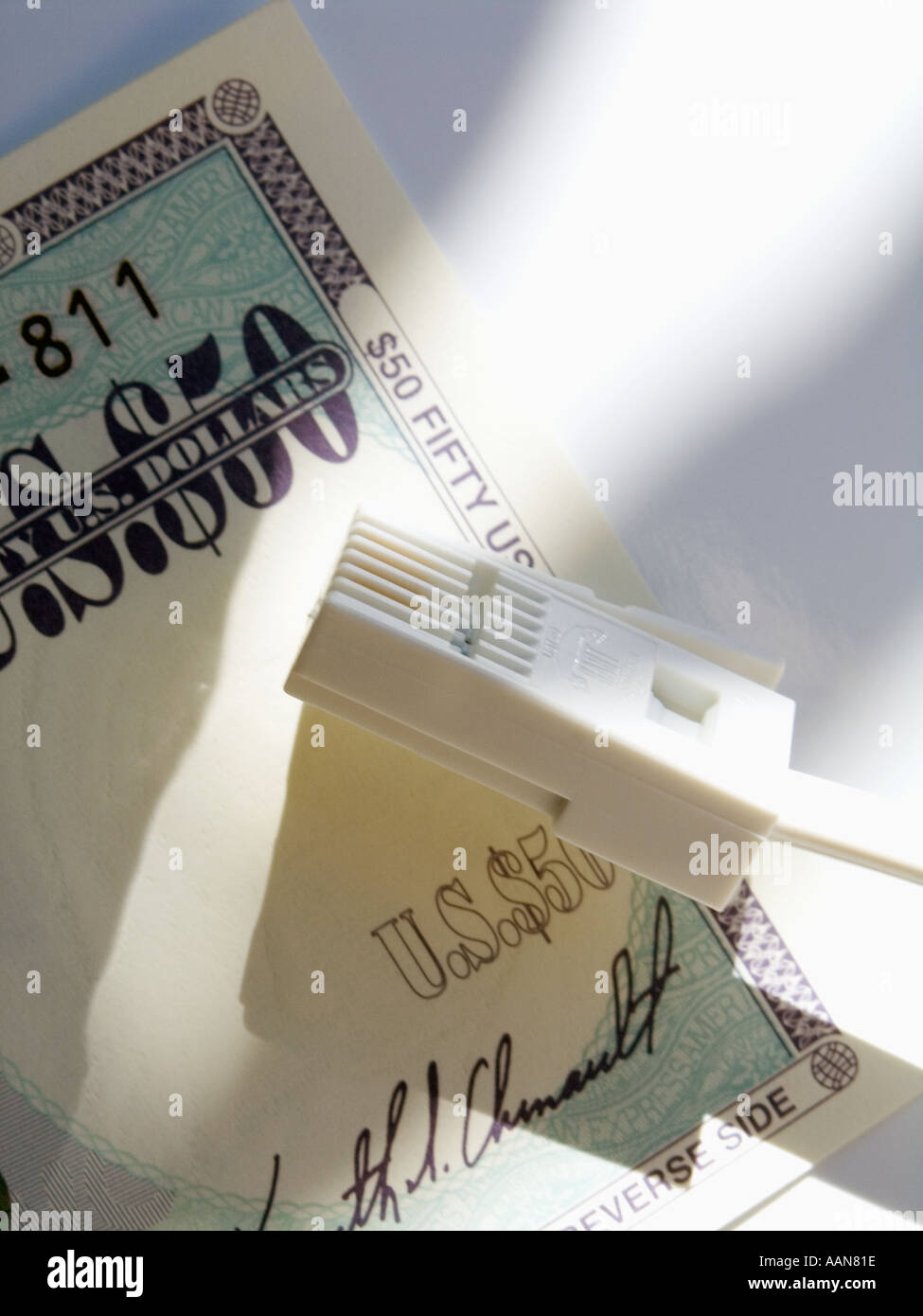 TELEFON-MODEM-KABEL UND FÜNFZIG DOLLAR REISENDE Stockfoto