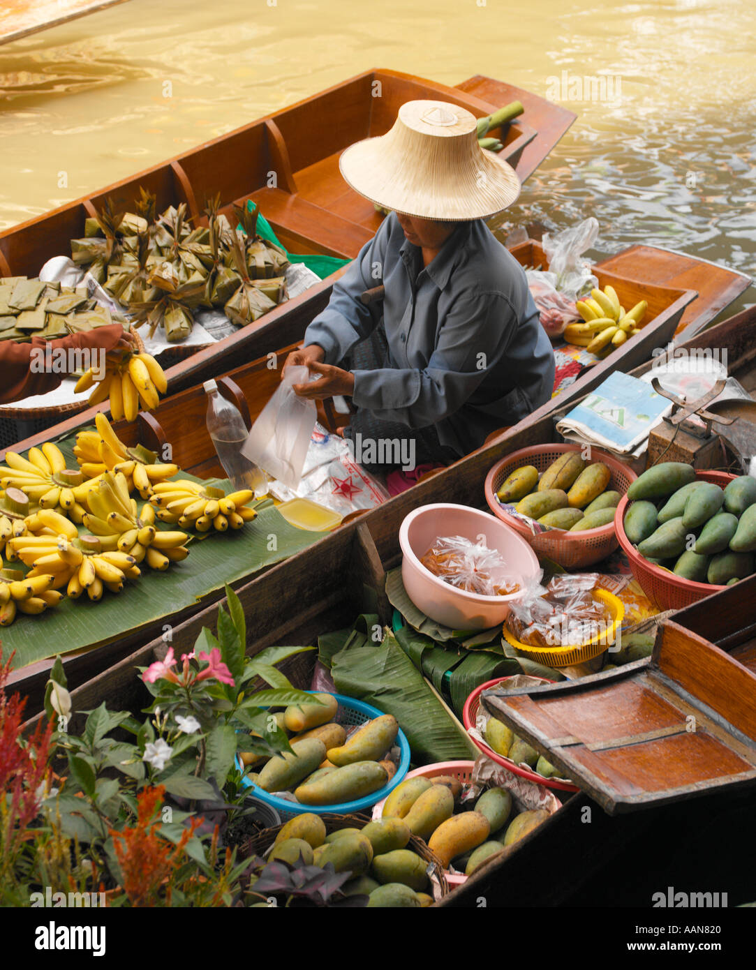 Schwimmender Markt in Damnoen Saduak in Thailand Stockfoto