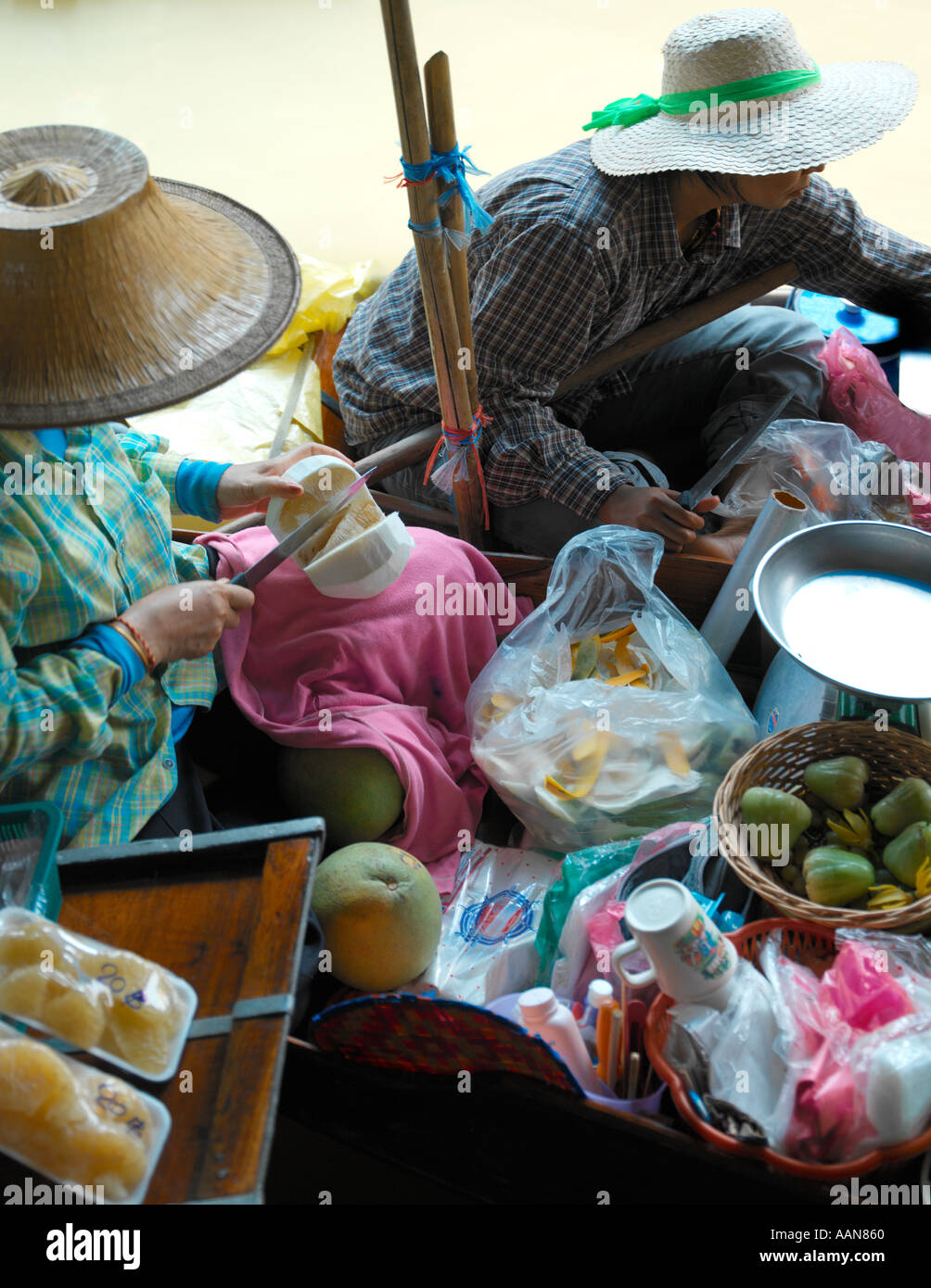 Schwimmender Markt in Damnoen Saduak in Thailand Stockfoto