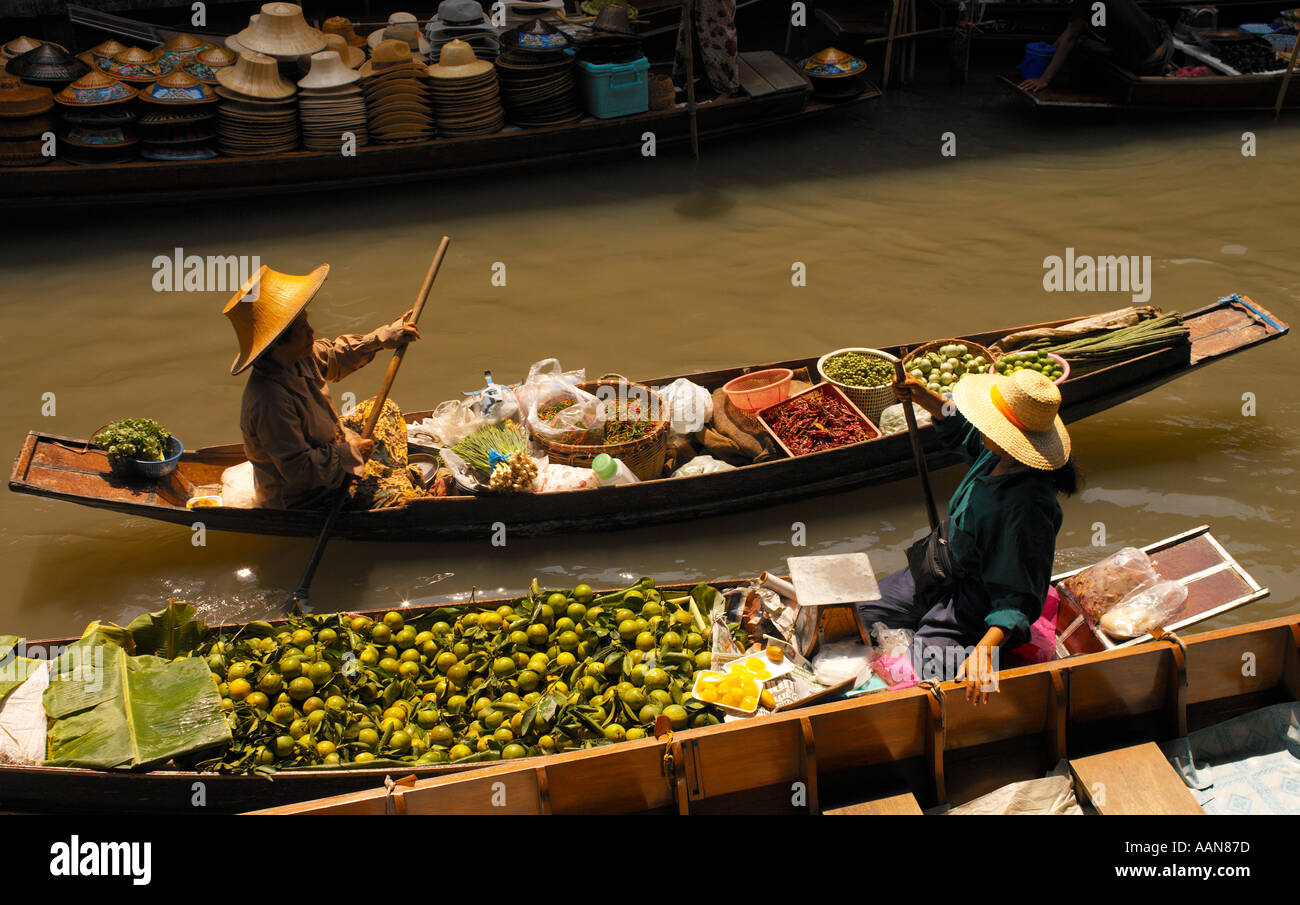Schwimmender Markt in Damnoen Saduak in Thailand Stockfoto