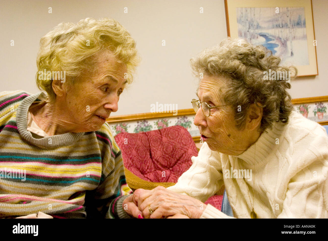 Schwestern Alter 92 versucht, zu kommunizieren und Hand in Hand im Pflegeheim. Minnesota Masonic Home Bloomington Minnesota USA Stockfoto