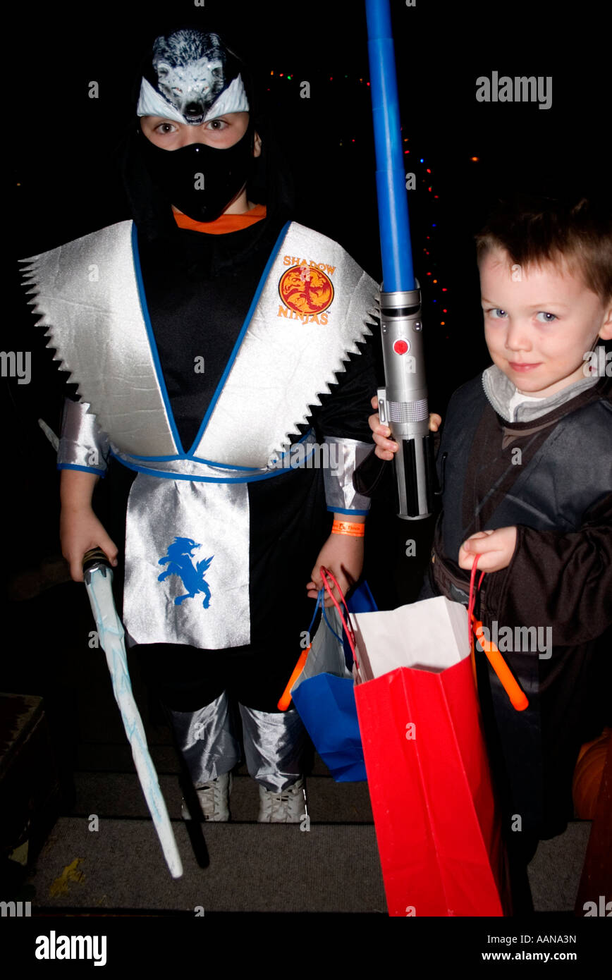 Halloween Trick oder Treater Jedi-Ritter Krieger mit leichten Säbeln kostümiert.  St Paul Minnesota USA Stockfoto