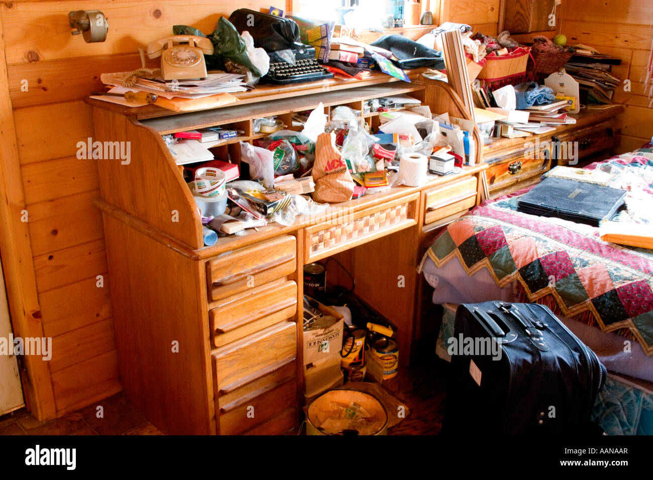 Junggesellen Büro- und Roll Top Schreibtisch.  Emily Minnesota USA Stockfoto