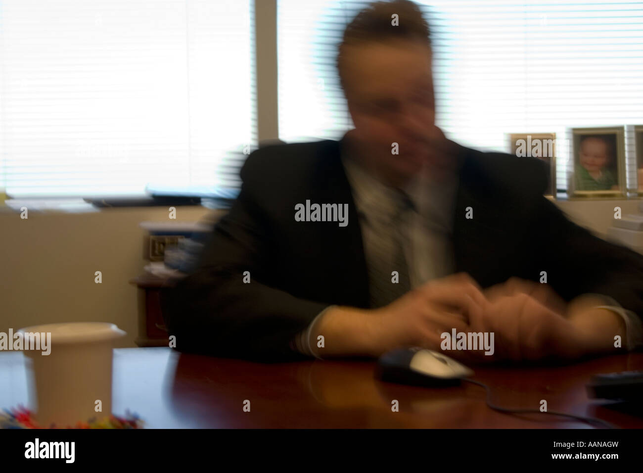 Verschwommen Bilder Anwalt sitzt an seinem Schreibtisch. Minneapolis Minnesota USA Stockfoto