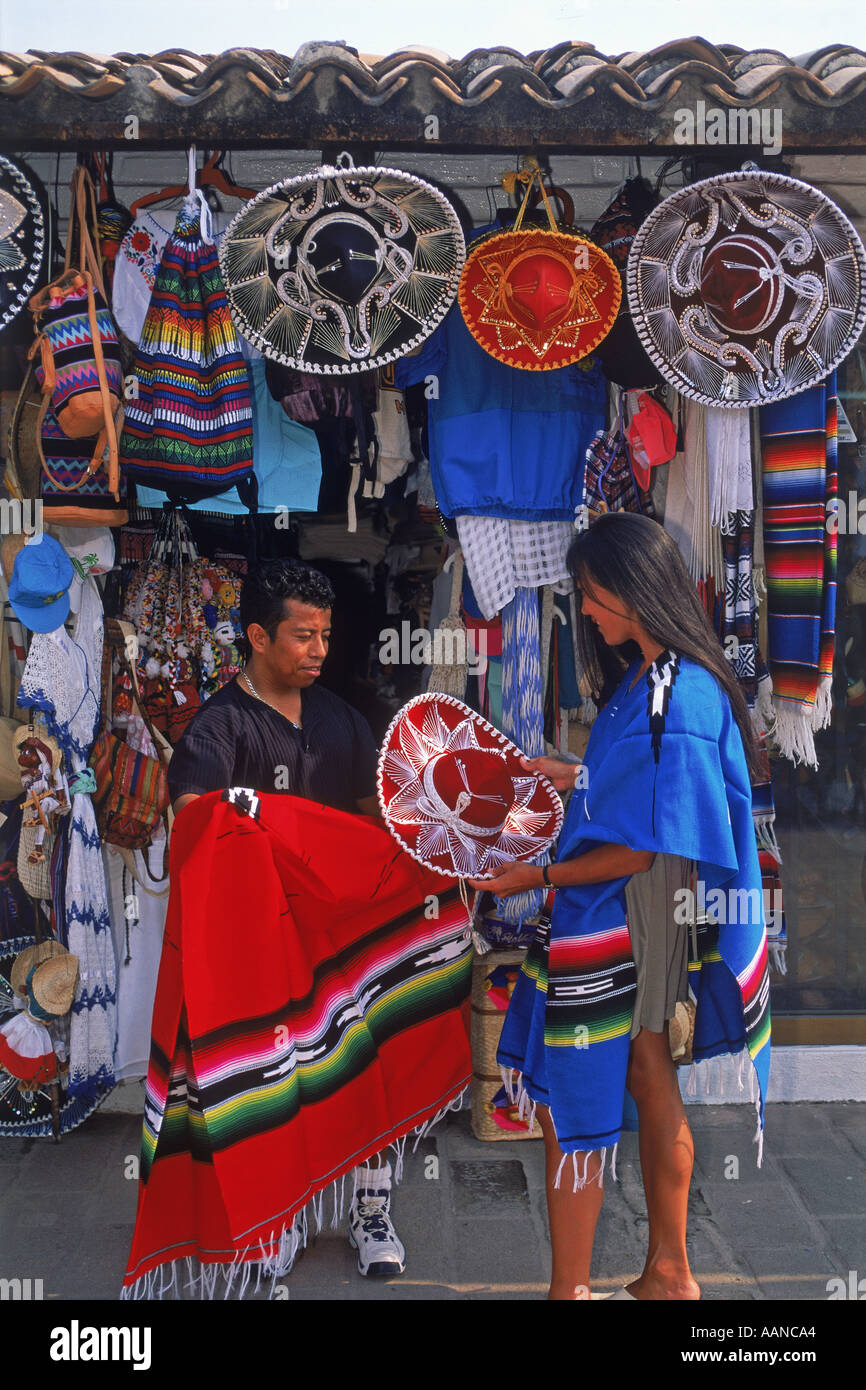 Frau, Einkaufsmöglichkeiten für Souvenirs in Puerto Vallarta Mexiko Stockfoto