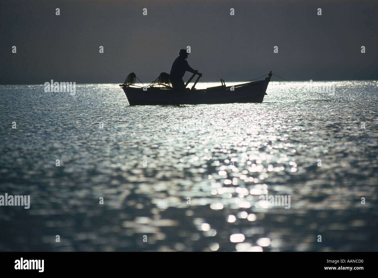Angler im Ruderboot mit Zigarette Silhouette aus Spanien im Mittelmeer Stockfoto