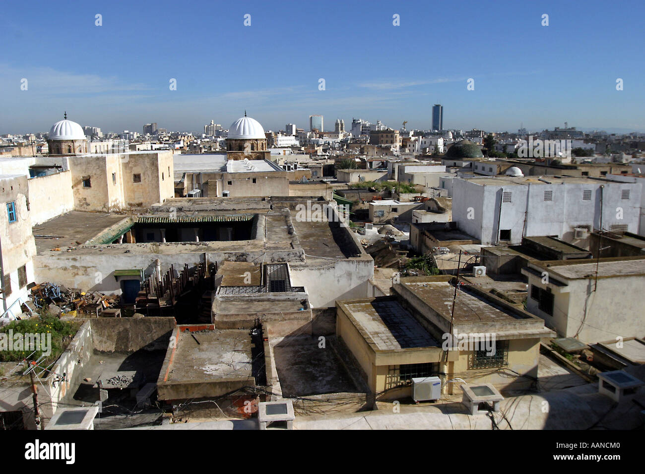 Blick von der Medina Tunis Tunesien die hohen schlanken Gebäude auf der rechten Seite über dem Horizont ist Afrika Meridien Hotel Stockfoto