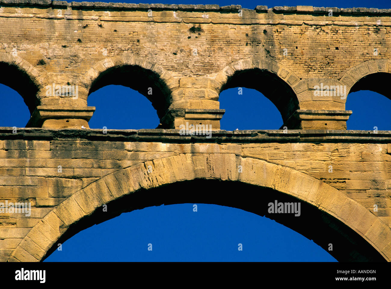Römische Wasserleitung - der Pont du Gard über den Fluss Gardon in Vers-Pont-du-Gard in der Nähe von Remoulins, Languedoc, Frankreich Stockfoto