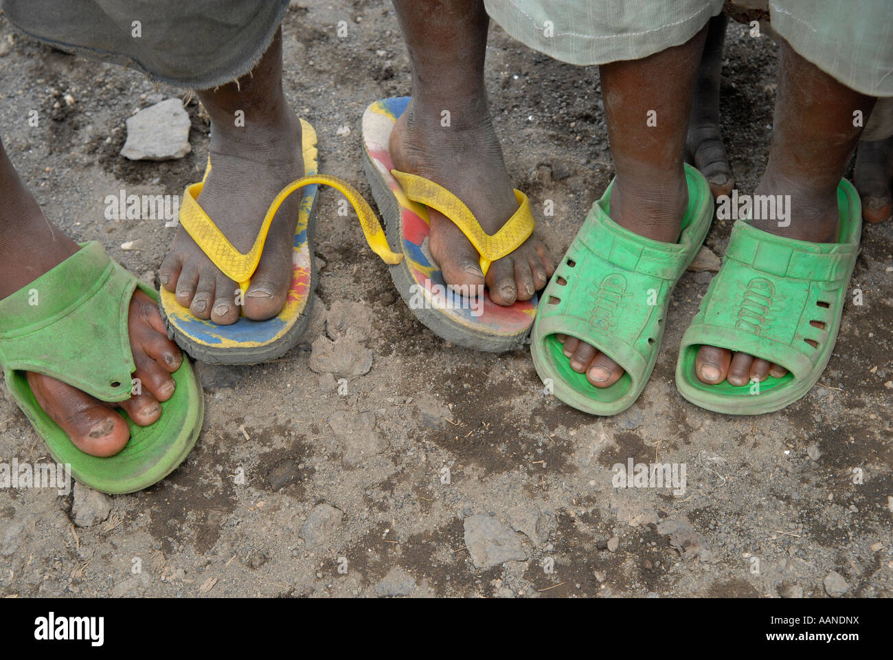 Eine Gruppe junger intern vertriebene Kinder Kunststoff Sandalen in der  Provinz Nordkivu in der DR Kongo Afrika Stockfotografie - Alamy