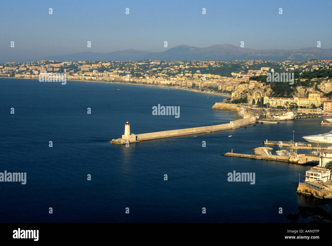 Nizza, Frankreich - Blick auf Stadt, Hafen, Strand und Küste Stockfoto