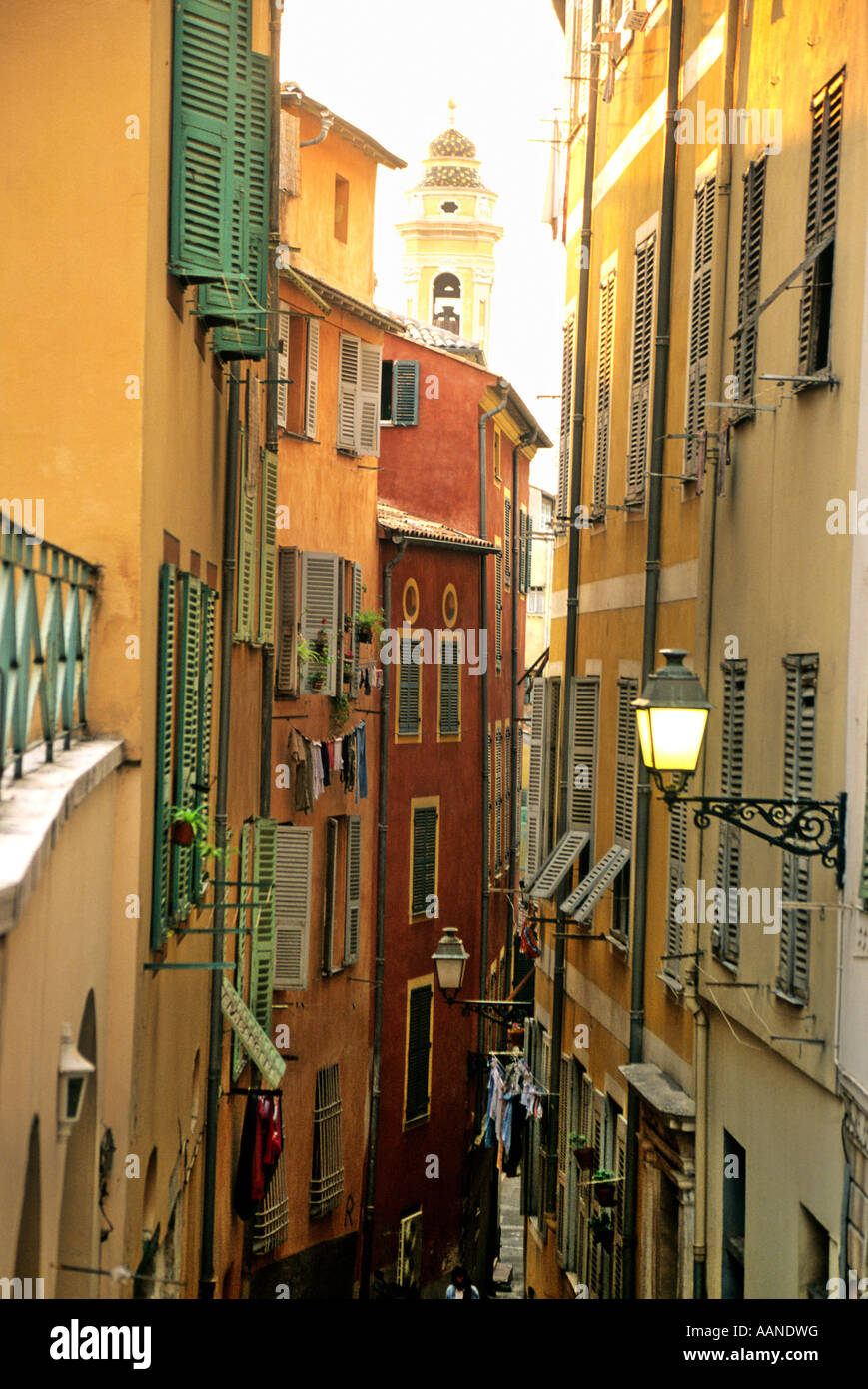 Seitenstraße in der Altstadt von Nizza, Alpes Maritimes, Provence, Frankreich Stockfoto
