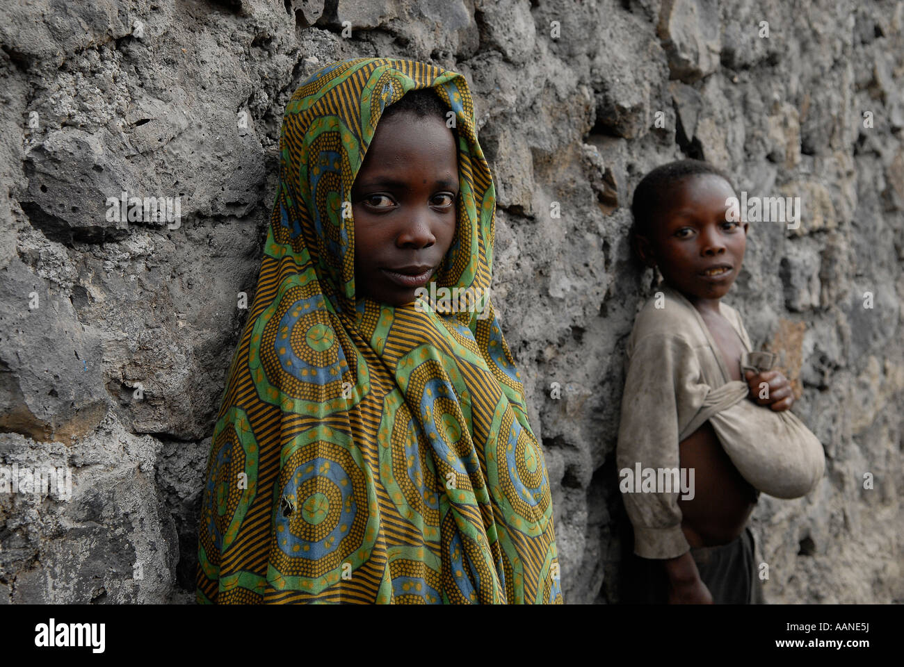 Junge vertriebene kongolesische Mädchen halten ein Maisbündel nach der Verteilung der Lebensmittel durch das WFP in der Provinz Nord-Kivu im Osten der Demokratischen Republik Kongo in Afrika Stockfoto