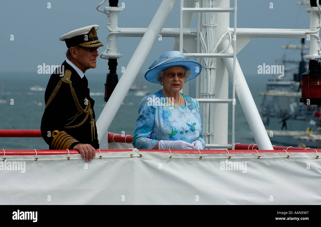 Seine königliche Hoheit Queen Elizabeth 2 und Duke of Edinburgh Überprüfung der Flottenzuwachs Stockfoto
