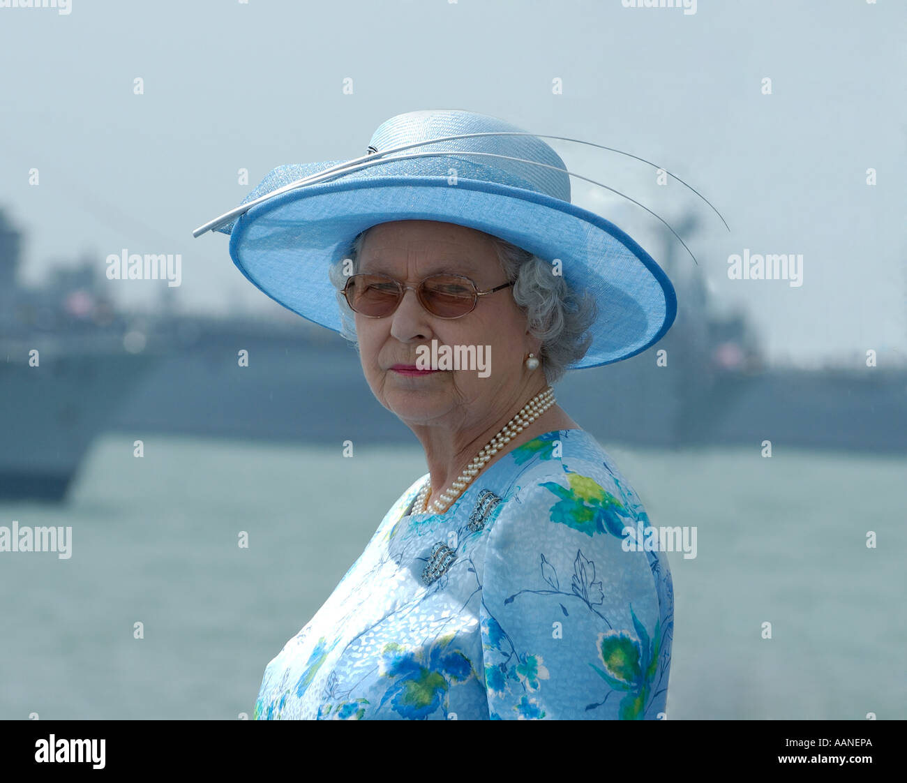 Seine königliche Hoheit Queen Elizabeth 2 Reveiewing die Flotte im Jahr 2005 mit unscharfen Kriegsschiffe im Hintergrund Stockfoto