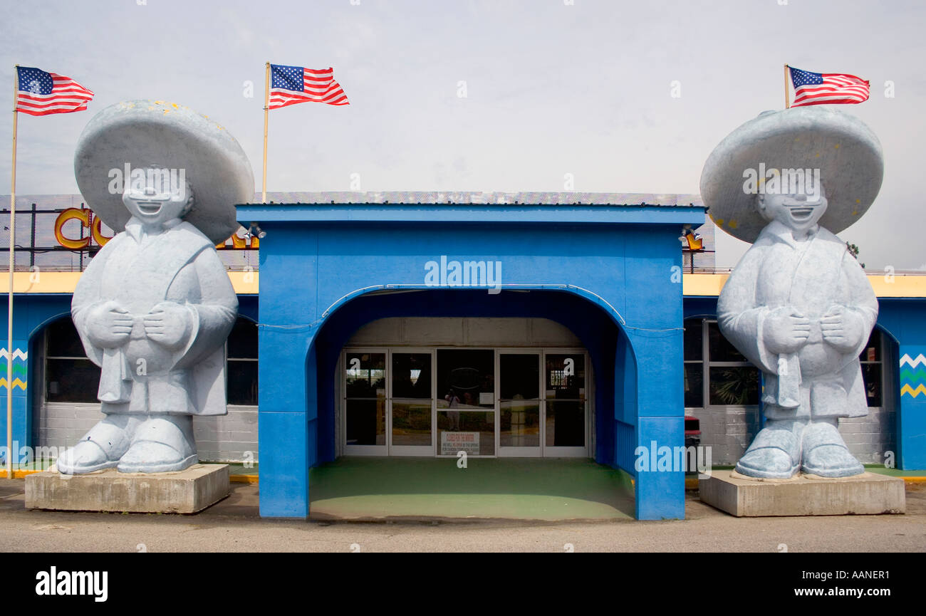 Zwei mexikanische Betonfiguren vor einem Geschenkeshop südlich der Grenze in Dillon, South Carolina Stockfoto
