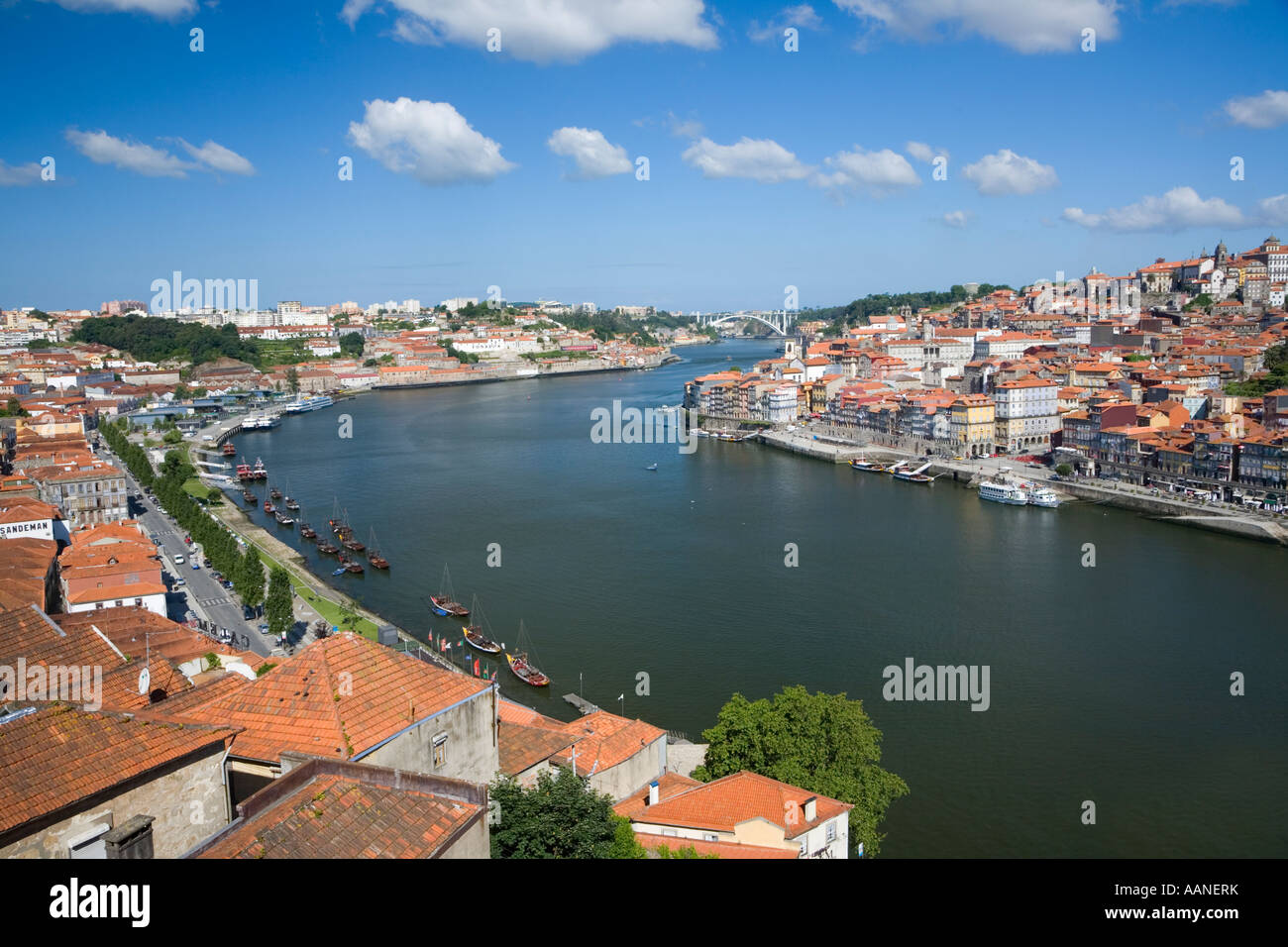 Fluss Douro mit Blick auf den Stadtteil Ribeira und Ponte da Arrabida Porto Portugal Stockfoto