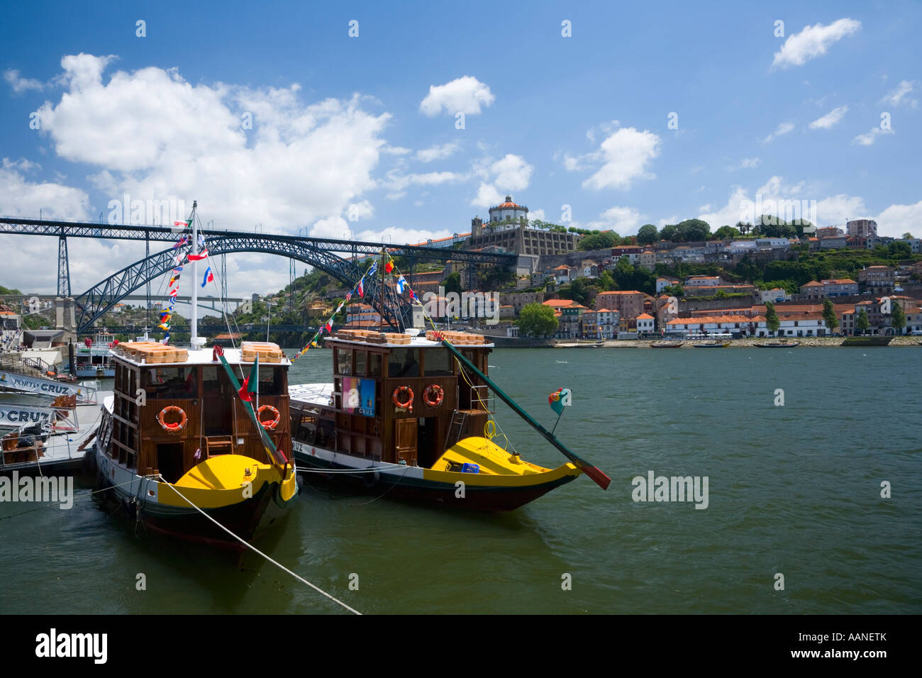 Tour Boote auf dem Douro mit de Ponte Dom Luis 1 in der Ferne Porto Portugal Stockfoto