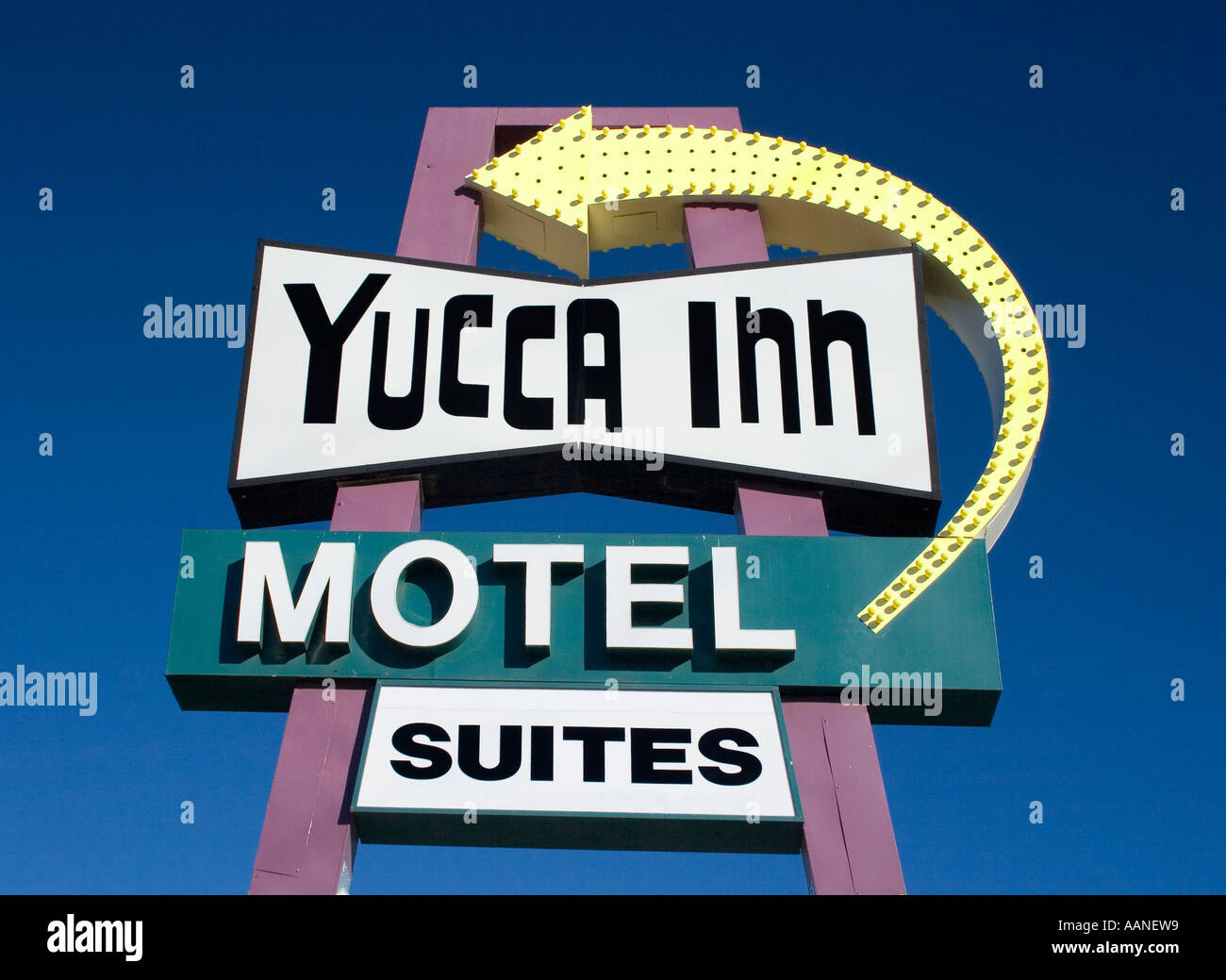 Das Vintage Yucca Inn Motel-Schild steht allein in der Mojave-Wüste, Kalifornien, ein Relikt der klassischen Americana am Straßenrand unter dem Wüstenhimmel. Stockfoto