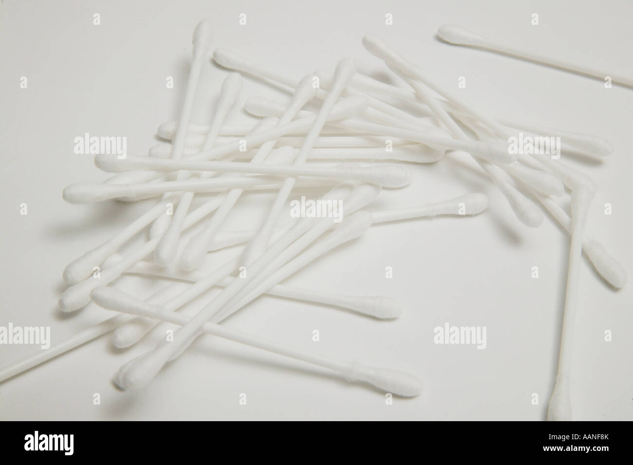 Knospen/Q Wattestäbchen auf einem weißen Hintergrund Stockfoto
