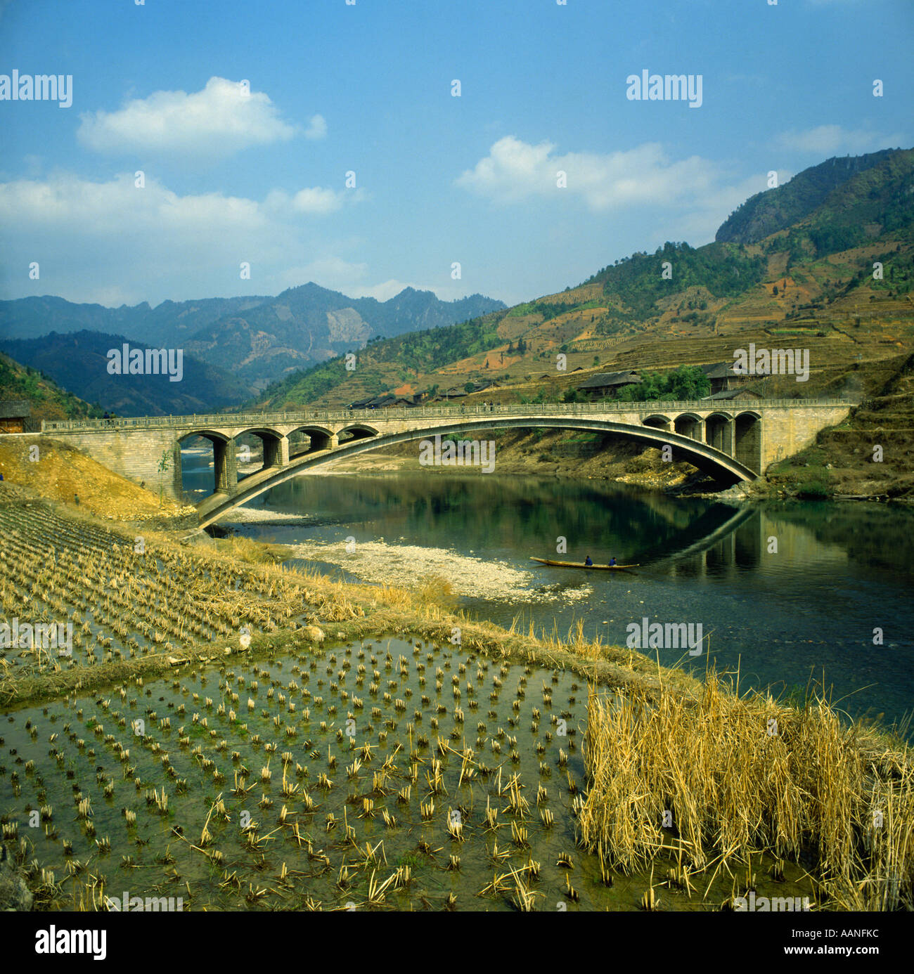 Gewölbte Brücke über einen Fluss Landschaft und Reis Reisfelder in der Longsheng autonomen Region in der Provinz Guangxi, China Stockfoto