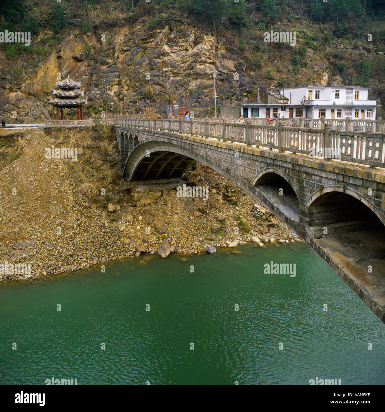 Gewölbte Brücke über Fluss mit Pagode auf anderen Seite in Longsheng autonomen Region in der Provinz Guangxi, China Stockfoto