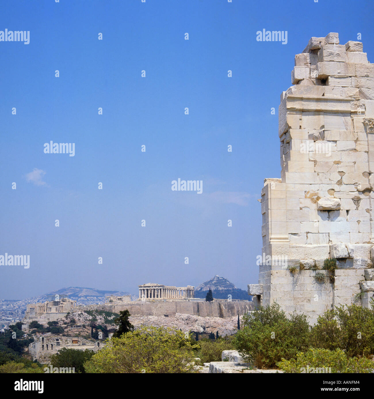 Frühere Marmor Turm gegenüber der Akropolis mit Parthenon und Mount Likavittos hinter Athen anzeigen Stockfoto