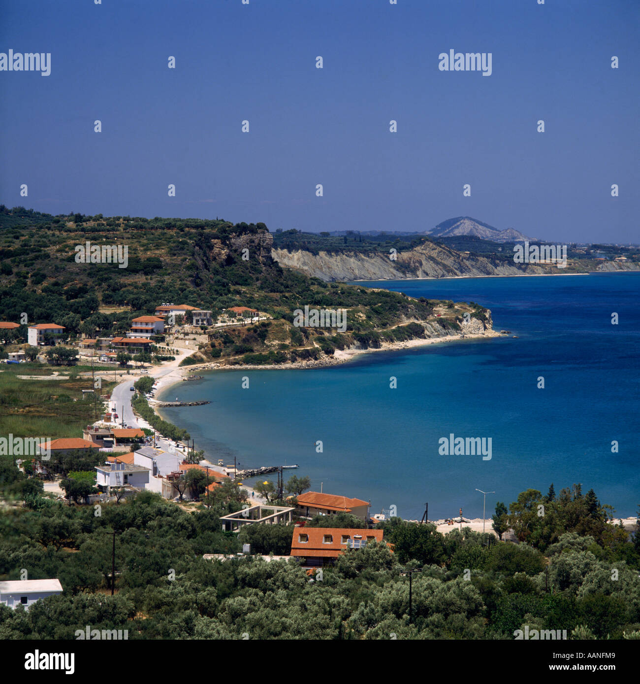Kleine Stadt von Keri in der Bucht mit Felsenküste und strauchartigen Hang oberhalb auf Zakynthos Insel der griechischen Inseln Griechenland Stockfoto