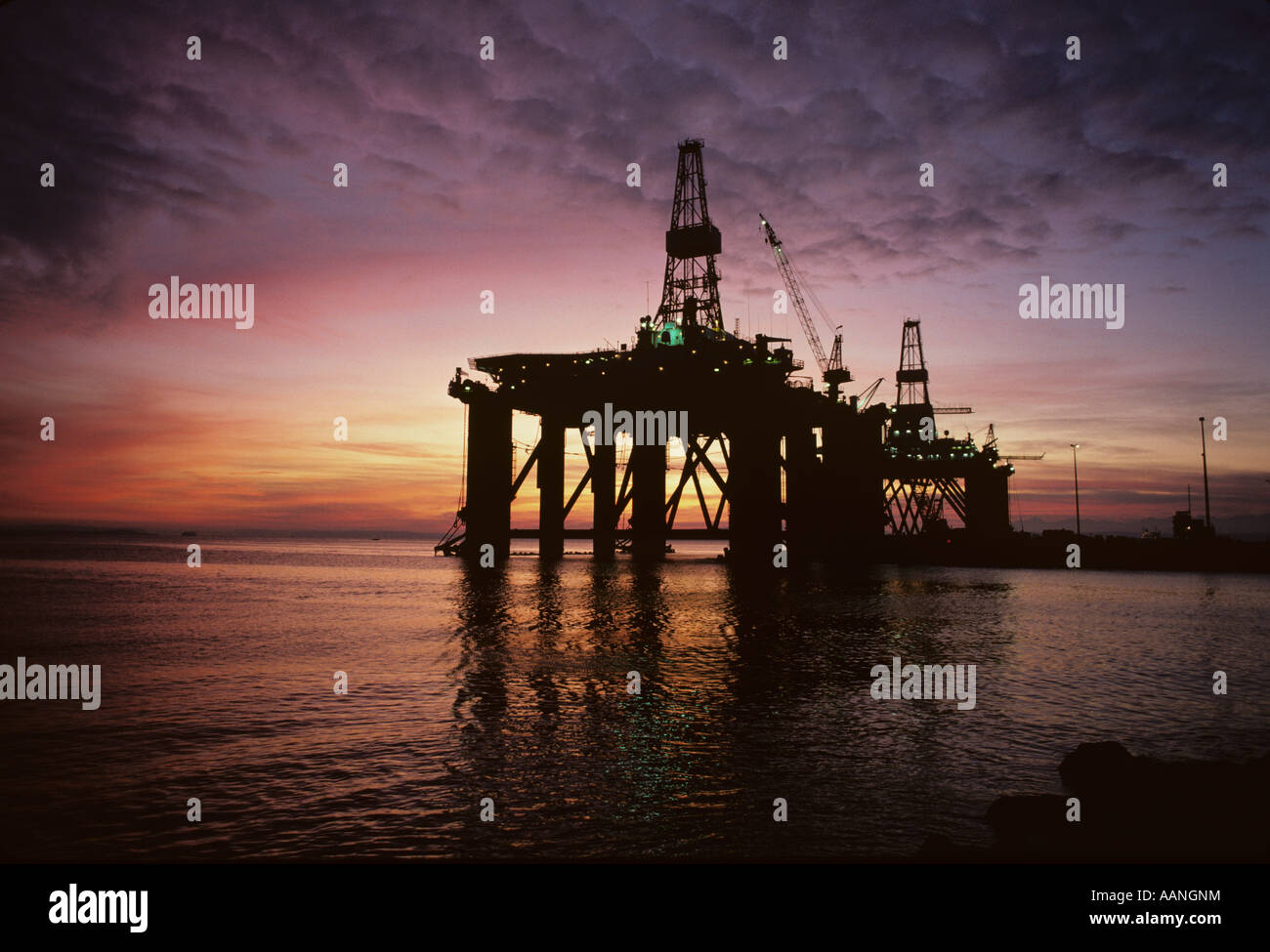 Zwei Öl Bohranlage in Elliot Bay bei Sonnenuntergang vor Anker im Hafen von Seattle für Reparaturen Seattle Washington State USA Stockfoto