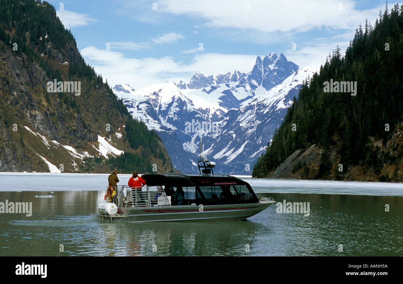 Menschen auf Jet Boot Schloss Skake Bergsee im Vordergrund anzeigen in der Nähe von Wrangell, Alaska Stockfoto