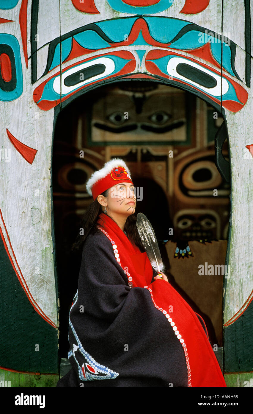 ALASKA WRANGELL Wilma Elizabeth Leslie des Tlingit-Stammes im traditionellen Zeremoniell zu kleiden, Chief Shake Island und Tribal Hou Stockfoto