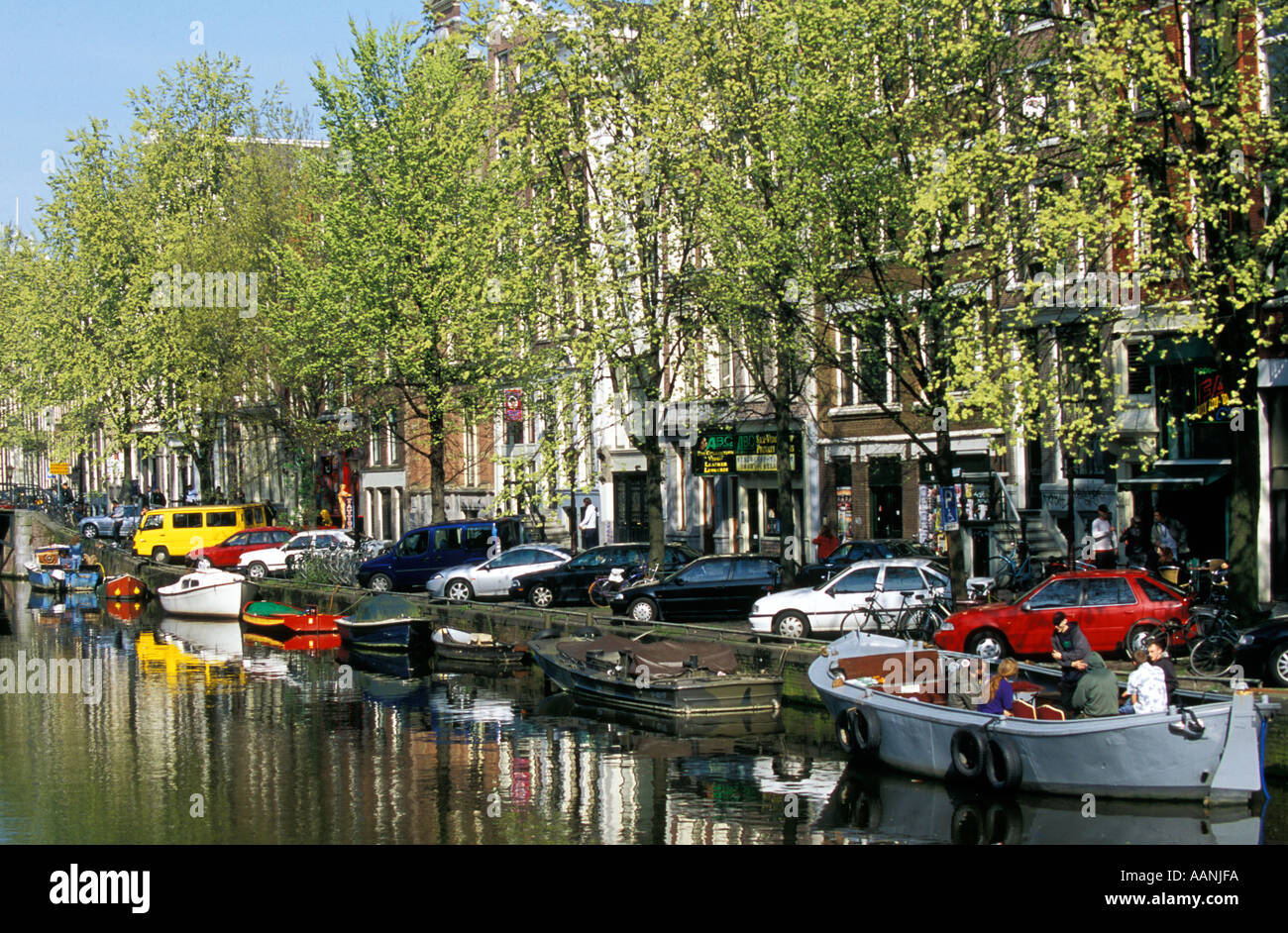 Amsterdam, Holland bunten Booten aufgereiht entlang der Küste des Kanals und Red Light District. Stockfoto