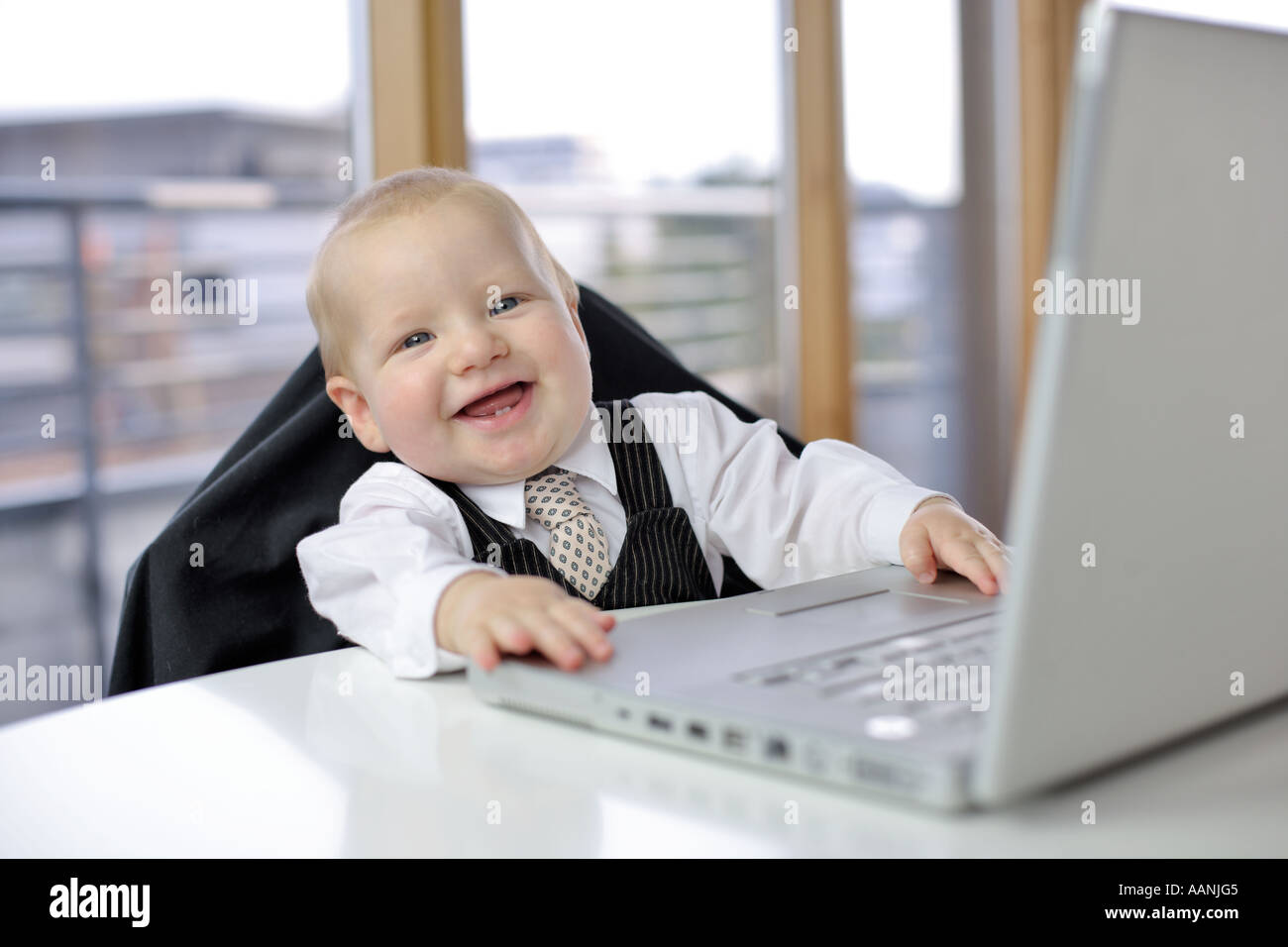 7 Monate altes Baby auf dem Computer selektiven Fokus Stockfotografie -  Alamy