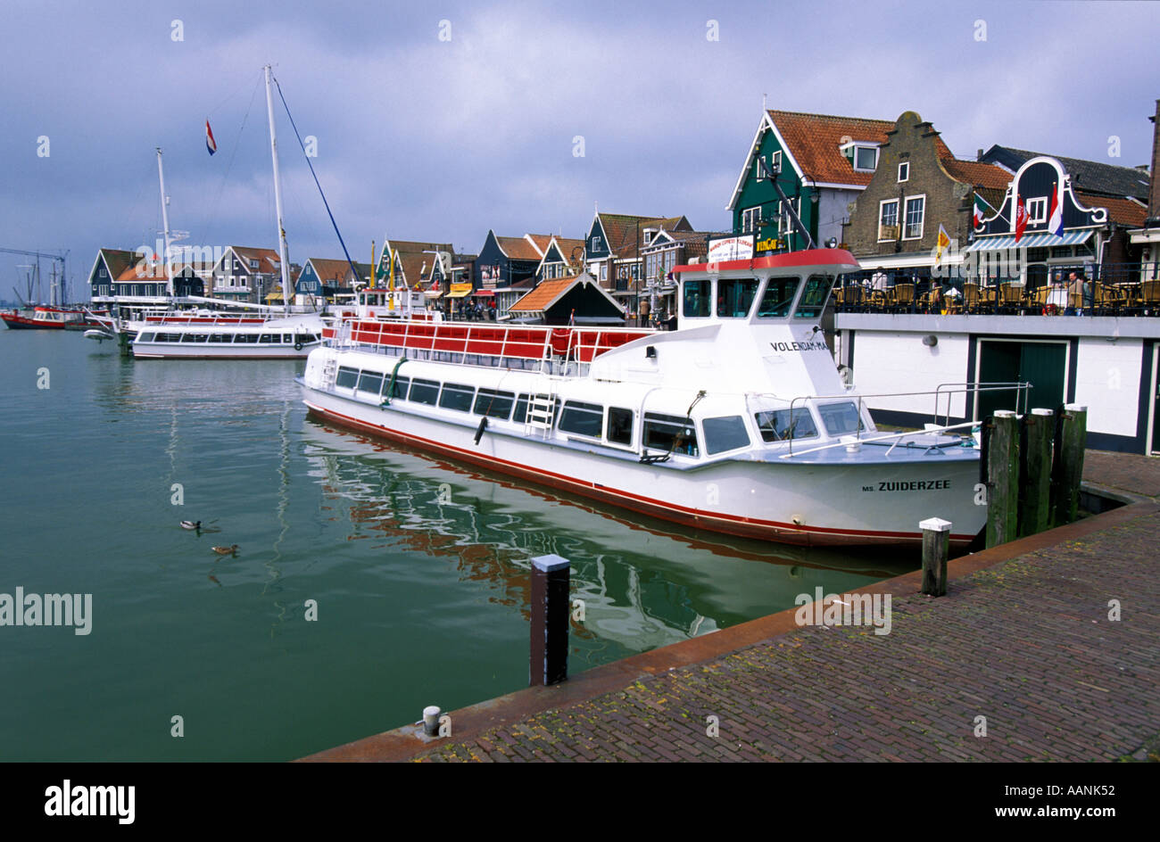 Voldendam, Holland Touristenboot in Marina und Hafen festgemacht Stockfoto