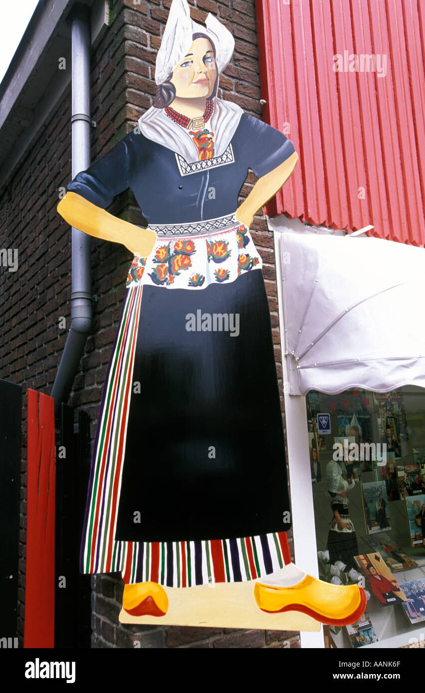 Voldendam, Holland, Zeichen der niederländische Dame in Tracht am Markt Stockfoto