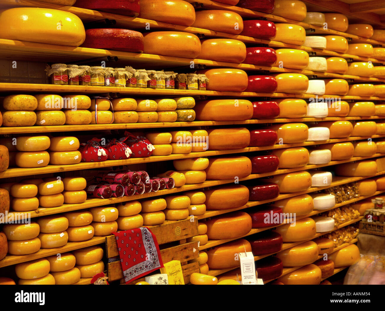 Europa-Holland-Gouda-Käse runden auf den Regalen in Käse-shop Stockfoto