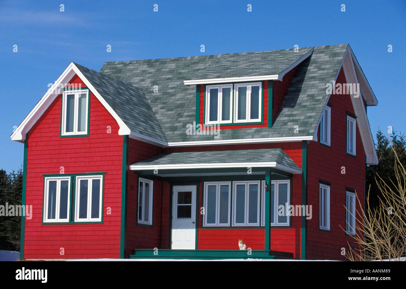 Bunte Red House mit Katze auf Deck Magdalen Island. Quebec, Kanada Stockfoto
