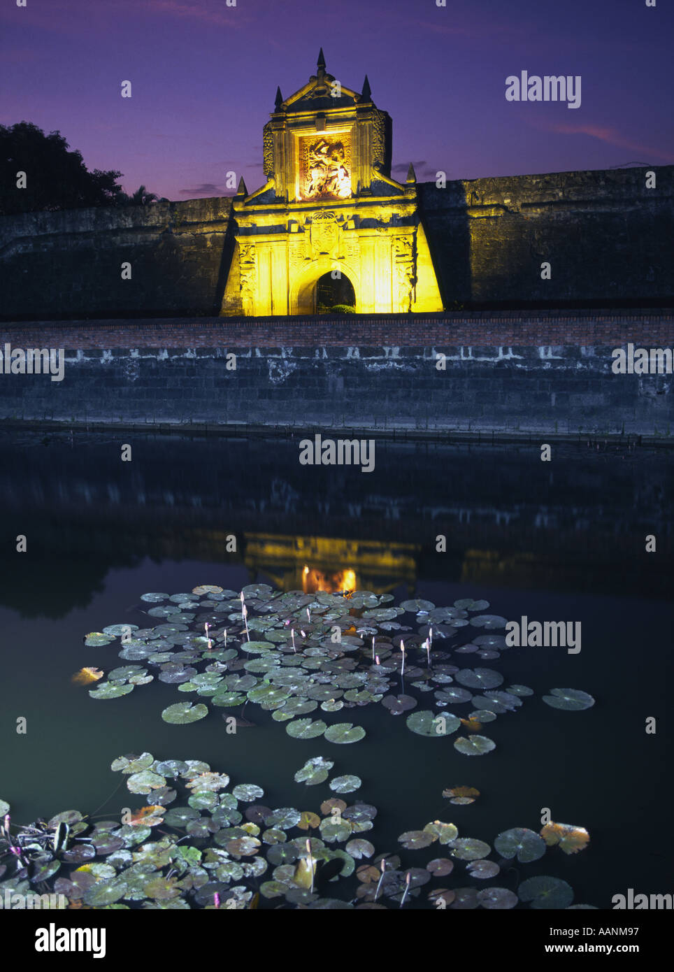 Philippinen-Manila-Santiago Fort in der Abenddämmerung über Lilien im Burggraben Stockfoto