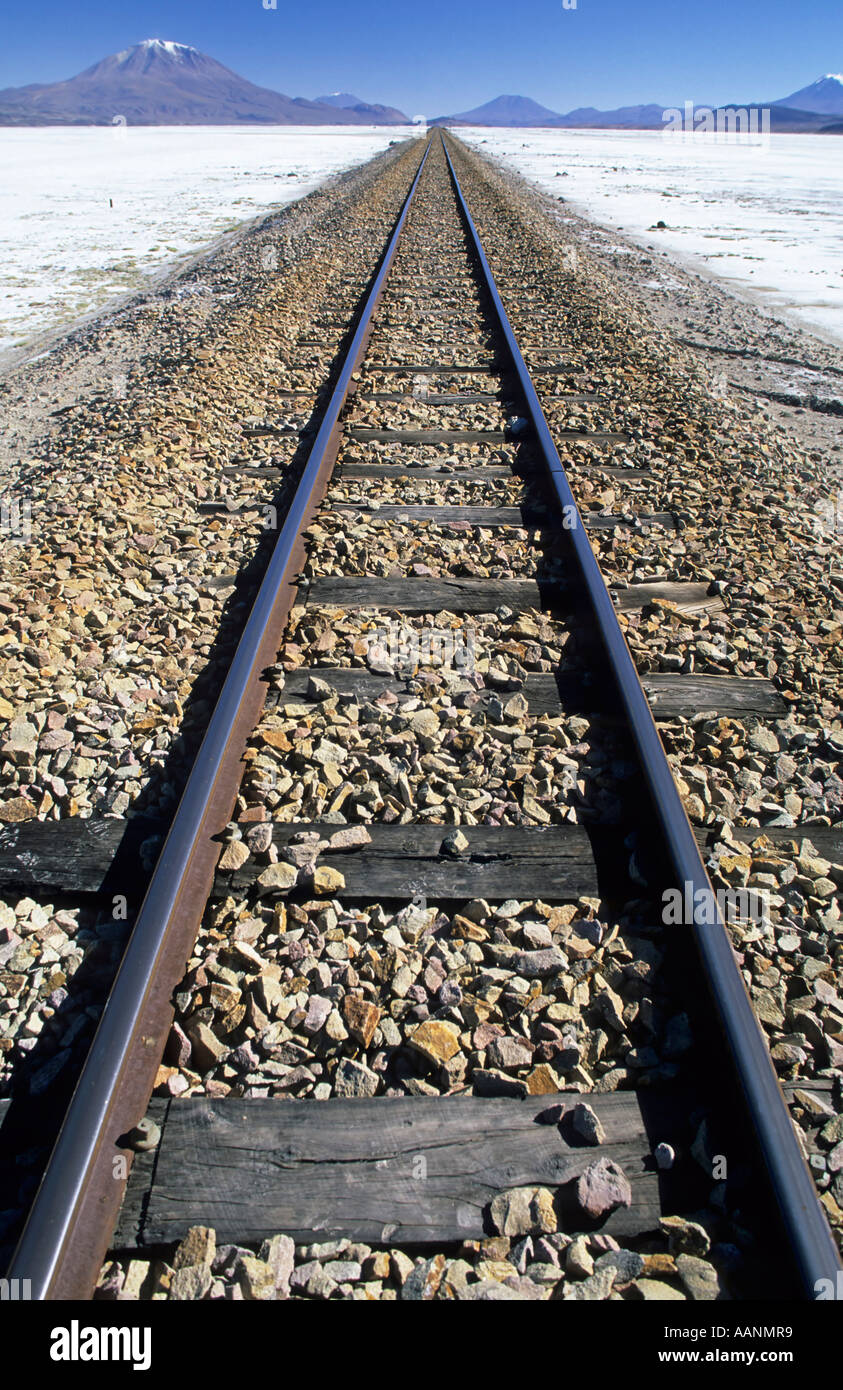 Eisenbahnschienen über Salar de Chiguana, Bolivien Stockfoto