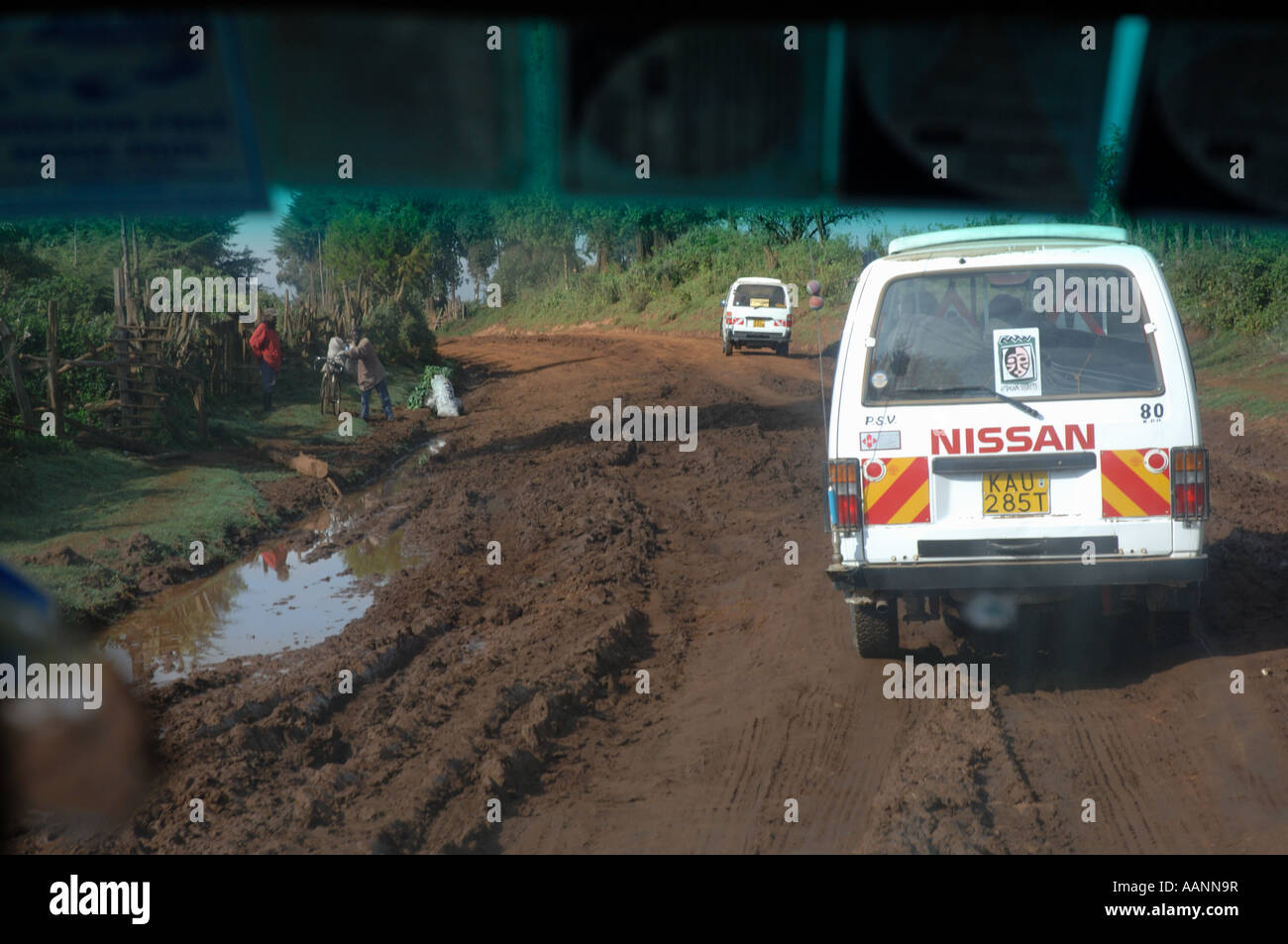 Touristenbus auf schlechten Straßen, Kenia, Nakuru NP Stockfoto