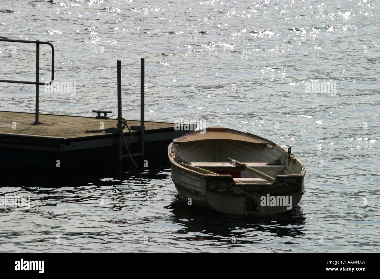 Schwimmende Ponton Steg mit kleinen Ruderboot Stockfoto