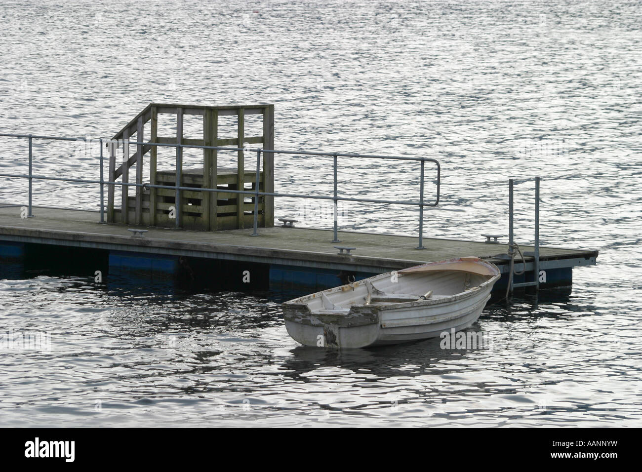Schwimmende Ponton Steg mit kleinen Ruderboot Stockfoto