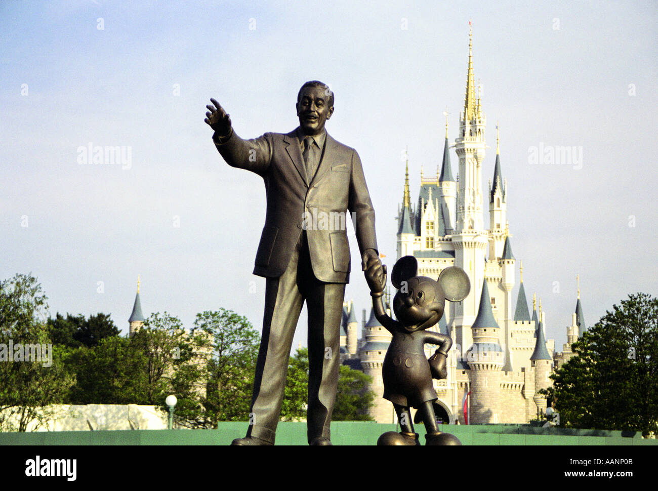 Statue von Walt Disney und Mickey Mouse vor Cinderellas Schloss Walt Disney Resort Tokyo Japan Stockfoto