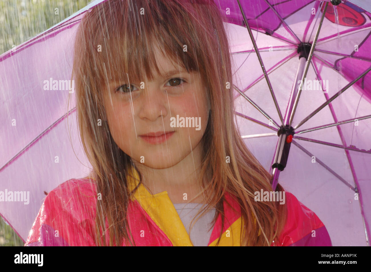 Junge Mädchen suchen Elend im Regen Stockfoto